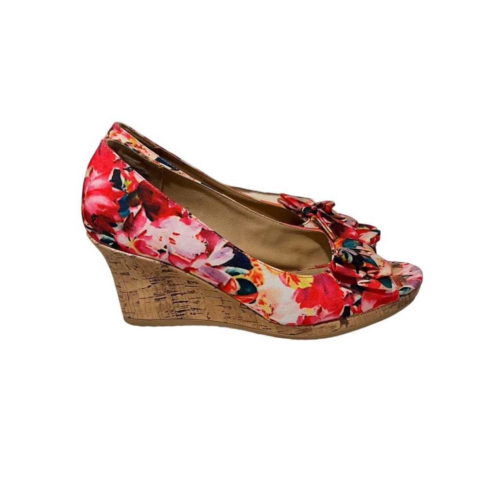 Lovely Floral Dexflex Comfort Wedges Size 7 1/2W